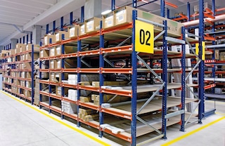 Nepārtraukti kokskaidu plaukti veido dziļus līmeņus garu un lielgabarīta kravu uzglabāšanai