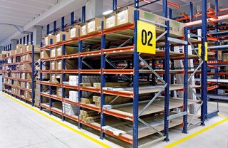 Nepārtraukti kokskaidu plaukti veido dziļus līmeņus garu un lielgabarīta kravu uzglabāšanai