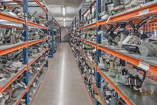 Gara laiduma metāla plaukti atbalsta dažādus smagu kravu veidus