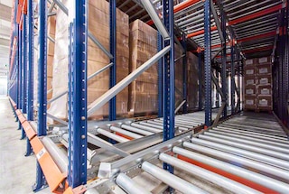 Paletes kanālā pārvietojas gravitācijas iedarbībā