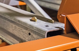 Bloķēšanas mehānisms neļauj ratiņiem kustēties, ja palete nav pareizi atbalstīta