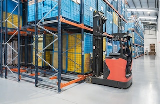 Iestumšanas plauktos var uzglabāt cita veida kravas vienības, tostarp metāla konteinerus