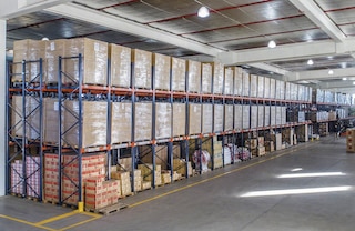 Zem iestumšanas plaukta uz grīdas ir iespējams uzstādīt zemākus līmeņus palešu uzglabāšanai