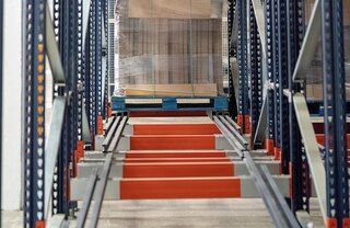 Ratiņu un sliežu komplektu atbalsta sijas un tas ir uzstādīts ar nelielu slīpumu