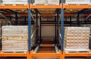 Iestumšanas uzglabāšanas sistēmās ar ratiņiem paletes tiek apstrādātas no platās puses Iestumšanas uzglabāšanas sistēmās ar ratiņiem paletes tiek apstrādātas no platās puses