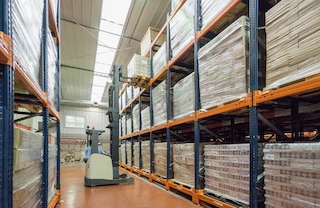 Palešu iestumšanas plaukti palielina drošību darbībā, jo iekrāvēji neiebrauc plauktu sistēmā Palešu iestumšanas plaukti palielina drošību darbībā, jo iekrāvēji neiebrauc plauktu sistēmā