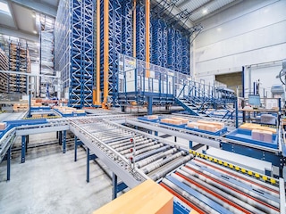 Eva Ponse uzsver automatizēto uzglabāšanas un izgūšanas sistēmu (AS/RS) nozīmi daudzkanālu loģistikā