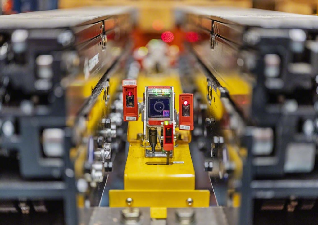 Mecalux uzlabotā pozicionēšanas sistēma palešu kraušanas celtņiem