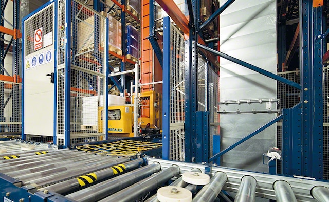 Novartis automatizētā apšūto plauktu noliktava Polijā