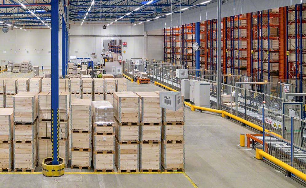 IKEA Components noliktava ar trīsceļu kraušanas celtņiem Malacki, Slovākijā