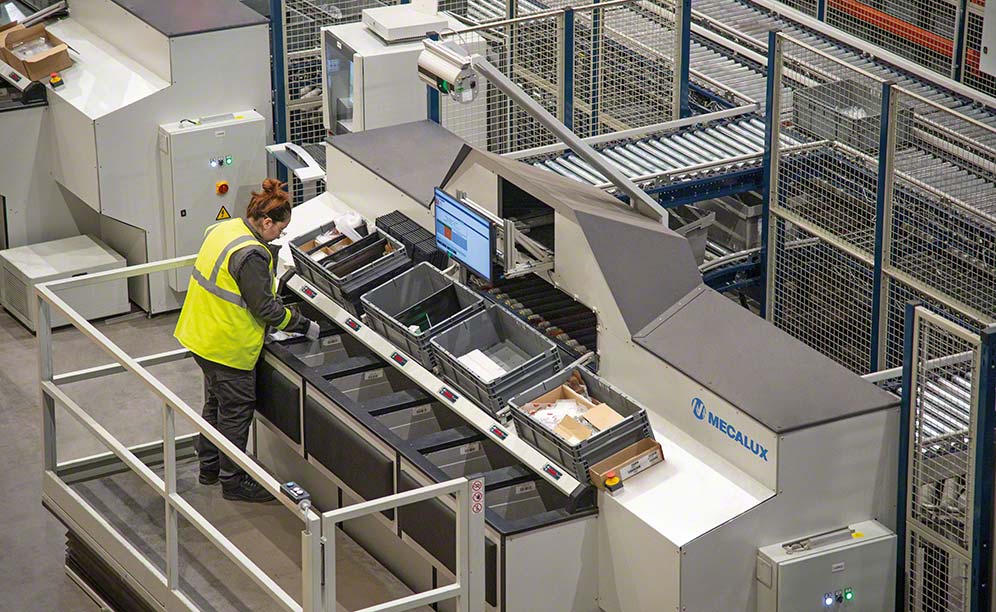 Augstas veiktspējas komplektēšanas stacijas Manitou Group noliktavā Francijā Augstas veiktspējas komplektēšanas stacijas Manitou Group noliktavā Francijā