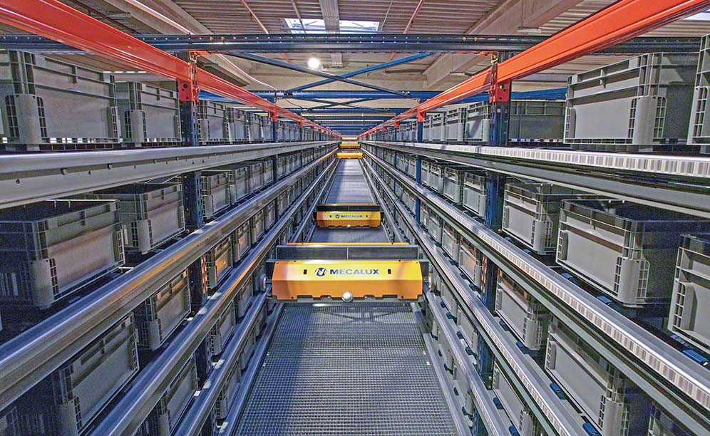 Shuttle sistēma Manitou Group noliktavā Francijā