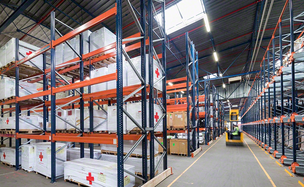 Operatori dod rīkojumus pallet shuttle, izmantojot planšetdatoru Operatori dod rīkojumus pallet shuttle, izmantojot planšetdatoru