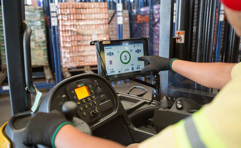 Pallet shuttle nozīmē automātisku preču ievešana un izvešanu Pallet shuttle nozīmē automātisku preču ievešana un izvešanu
