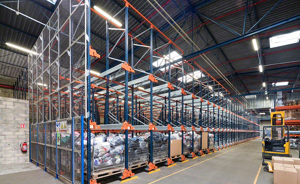 Pallet shuttle pārvietojas kanālā pilnīgi autonomi Pallet shuttle pārvietojas kanālā pilnīgi autonomi