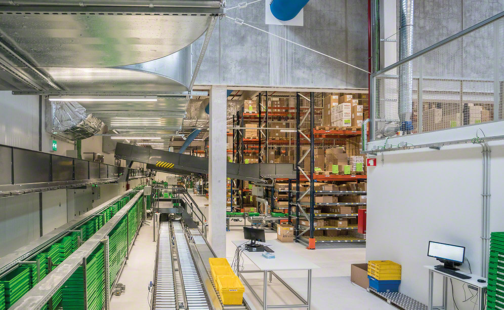 Konveijera ķēde savieno dažādas centra zonas un pārvieto sagatavotos pasūtījumus uz konsolidācijas un nosūtīšanas zonu Konveijera ķēde savieno dažādas centra zonas un pārvieto sagatavotos pasūtījumus uz konsolidācijas un nosūtīšanas zonu