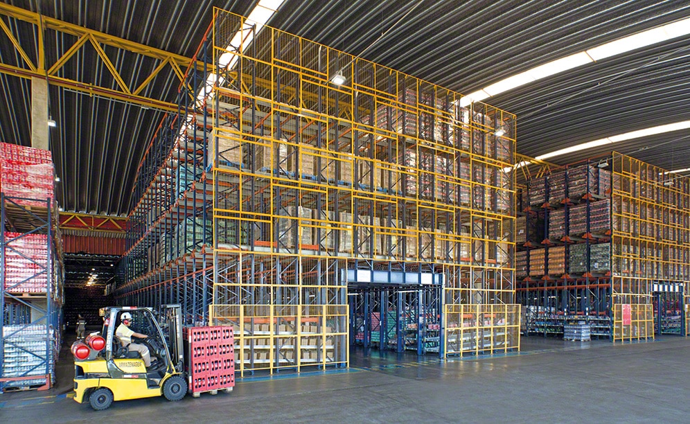 Kompaktie plaukti ar pusautomātisko pallet shuttle sistēmu Kompaktie plaukti ar pusautomātisko pallet shuttle sistēmu