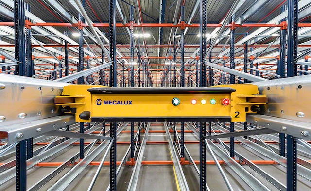 Pusautomātiskā pallet shuttle sistēma Sarkanā Krusta noliktavā Francijā Pusautomātiskā pallet shuttle sistēma Sarkanā Krusta noliktavā Francijā