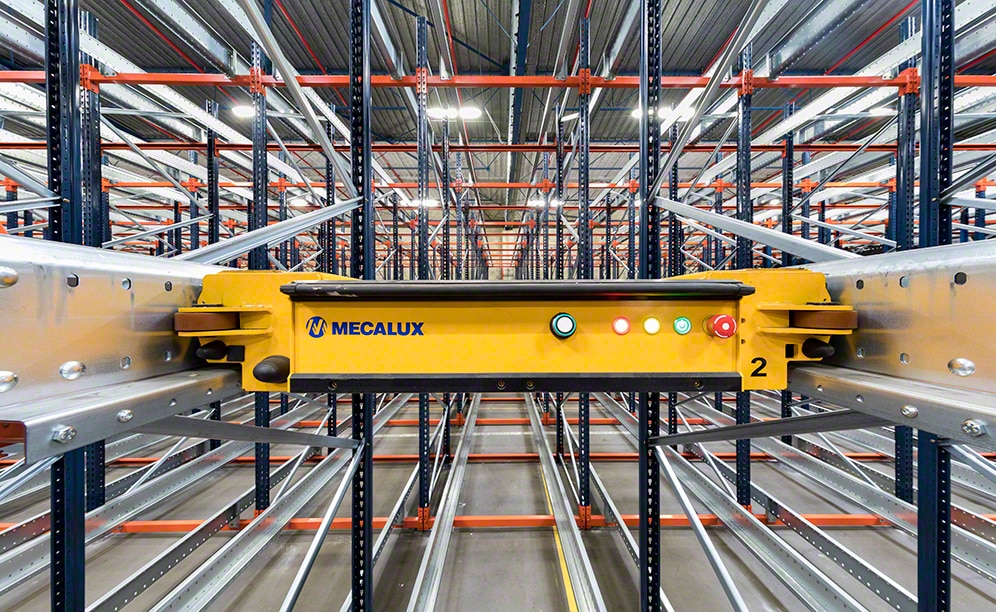 Pusautomātiskā pallet shuttle sistēma Sarkanā Krusta noliktavā Francijā Pusautomātiskā pallet shuttle sistēma Sarkanā Krusta noliktavā Francijā