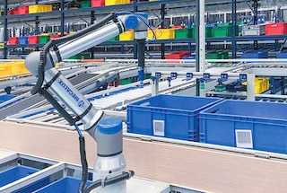 Uzglabāšanas un pasūtījumu kastes nonāk stacijā, kur darbojas paņemšanas un novietošanas robots Uzglabāšanas un pasūtījumu kastes nonāk stacijā, kur darbojas paņemšanas un novietošanas robots