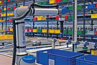 Robota roka paņem produktu no noliktavas kastes un ievieto to pasūtījumu kastē Robota roka paņem produktu no noliktavas kastes un ievieto to pasūtījumu kastē