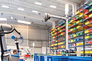 Komplektēšanas robota vizuālās sistēmas programmatūra identificē paņemamo preci un aprēķina, kā to izdarīt Komplektēšanas robota vizuālās sistēmas programmatūra identificē paņemamo preci un aprēķina, kā to izdarīt