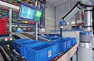 Komplektēšanas roboti pilnībā autonomā veidā paņem preces no vienas kastes un ievieto tās citā kastē Komplektēšanas roboti pilnībā autonomā veidā paņem preces no vienas kastes un ievieto tās citā kastē