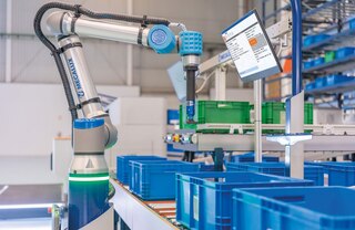 Komplektēšanas roboti pilnībā autonomā veidā paņem preces no vienas kastes un ievieto tās citā kastē