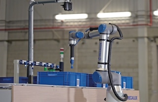 Vizuālās sistēmas kamera uzņem kastes satura attēlu