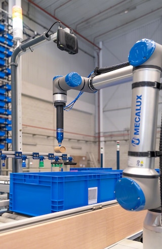 Daudzpusīgā satveršanas ierīce ir paredzēta dažādu formu, virsmas apdares un izmēru priekšmetu apstrādei