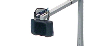 Pikēšanas robota kamera fotografē somas saturu, kurā atrodas SKU