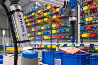 Rūpnieciskais preces paņemšanas un novietošanas robots var apstrādāt maisos iepakotu apģērbu tekstila nozarē Rūpnieciskais preces paņemšanas un novietošanas robots var apstrādāt maisos iepakotu apģērbu tekstila nozarē