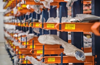 Kronšteinu atdures novērš kravu nokrišanu no konsoļu plauktiem