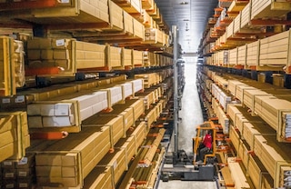 Ar konsoļu plauktu sistēmām parasti tiek izmantoti sānu iekrāvēji