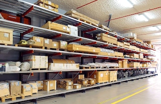 Vienlaidu metāla plaukti sniedz iespēju uzglabāt konsoļu plauktu sistēmā īpaši daudzveidīgas preces Vienlaidu metāla plaukti sniedz iespēju uzglabāt konsoļu plauktu sistēmā īpaši daudzveidīgas preces