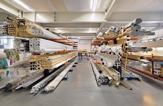 Zemu laidumu konsoļu plaukti ir piemēroti mazāka izmēra noliktavām