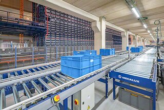 Konveijeri kastēm automatizē mazu kravas vienību pieņemšanu