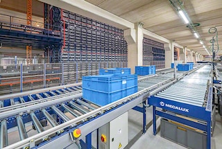 Konveijeri kastēm automatizē mazu kravas vienību pieņemšanu