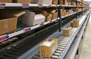 Konveijeri paātrina konteineru plūsmu sistēmās, kurās komplektēšanai tiek izmantota preču gaismas indikācija