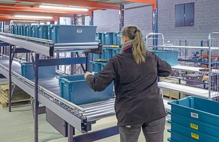 Konveijeri kastēm un konteineriem ir ergonomiskas sistēmas, kas ļauj darbiniekiem strādāt droši un ērti