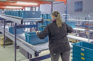 Konveijeri kastēm un konteineriem ir ergonomiskas sistēmas, kas ļauj darbiniekiem strādāt droši un ērti