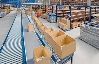 Konveijers kastēm pārvieto kravas lielos attālumos