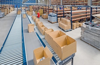 Konveijers kastēm pārvieto kravas lielos attālumos