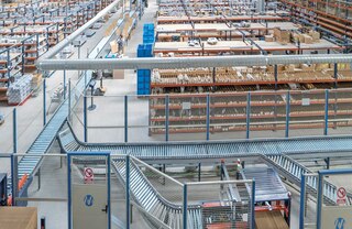 Konveijeri kastēm palīdz savienot dažādas noliktavas zonas