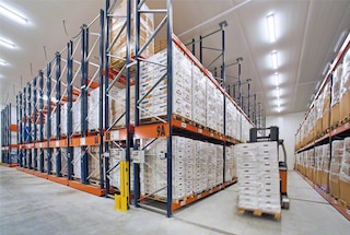 Kad autokrāvējs izbrauc no ejas, operatoram ir jāatiestata sistēma