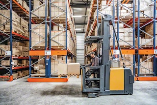 Operators saņem rīkojumu atvērt eju paletes novietošanai vai izgūšanai no no Movirack plauktu sistēmas Operators saņem rīkojumu atvērt eju paletes novietošanai vai izgūšanai no no Movirack plauktu sistēmas