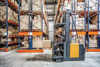 Operators saņem rīkojumu atvērt eju paletes novietošanai vai izgūšanai no no Movirack plauktu sistēmas