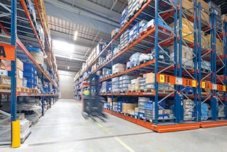 Mobilie palešu plaukti piedāvā palielinātu kapacitāti un tiešu piekļuvi precēm