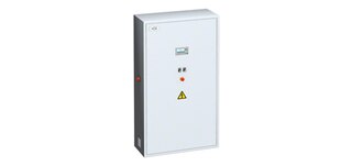 Galvenais sadales panelis satur programmējamu loģisku vadības ierīci (PLC)