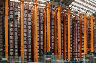 Palešu kraušanas celtņi optimāli izmanto noliktavas telpu